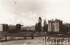 Przed 1914, brak miejsca, Austro-Węgry.
 Kompleks budynków, na pierwszym planie kobieta w kapeluszu.
 Fot. NN, zbiory Ośrodka KARTA, udostępnił Jurij Karpenczuk
   
