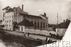 Przed 1914, brak miejsca, Austro-Węgry.
 Budynki fabryki, na pierwszym planie grupa osób i dorożka.
 Fot. NN, zbiory Ośrodka KARTA, udostępnił Jurij Karpenczuk
   
