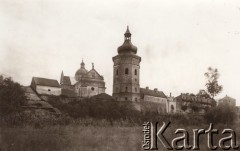 Przed 1914, Żółkiew, Austro-Węgry.
 Widok miasta od strony zachodniej, z lewej kolegiata świętych Wawrzyńca Męczennika i Stanisława, ufundowana przez hetmana wielkiego koronnego Stanisława Żółkiewskiego i wieża przy bramie miejskiej.
 Fot. NN, zbiory Ośrodka KARTA, udostępnił Jurij Karpenczuk
   
