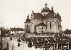 Przed 1914, Żółkiew, Austro-Węgry.
 Kolegiata świętych Wawrzyńca Męczennika i Stanisława ufundowana przez hetmana wielkiego koronnego Stanisława Żółkiewskiego.
 Fot. NN, zbiory Ośrodka KARTA, udostępnił Jurij Karpenczuk
   
