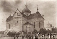 Przed 1914, Żółkiew, Austro-Węgry.
 Kolegiata świętych Wawrzyńca Męczennika i Stanisława ufundowana przez hetmana wielkiego koronnego Stanisława Żółkiewskiego.
 Fot. NN, zbiory Ośrodka KARTA, udostępnił Jurij Karpenczuk
   
