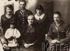 1920-1939, Żółkiew, woj. Lwów, Polska.
 Fotografia rodzinna, z prawej siedzi kapitan Wojska Polskiego.
 Fot. NN, zbiory Ośrodka KARTA, udostępnił Jurij Karpenczuk
   
