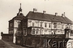 Przed 1914, Podhorce, Austro-Węgry.
 Zamek Koniecpolskich wybudowany na zlecenie Stanisława Koniecpolskiego w pierwszej połowie XVII wieku.
 Fot. NN, zbiory Ośrodka KARTA, udostępnił Jurij Karpenczuk
   
