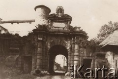Przed 1914, Nowy Wiśnicz, Austro-Węgry.
 Zamek Kmitów i Lubomirskich w Wiśniczu strawiony przez Pożar w roku 1831, barokowo zdobiona brama wjazdowa, nad bramą inskrypcja opisująca zasługi Stanisława Lubomirskiego.
 Fot. NN, zbiory Ośrodka KARTA, udostępnił Jurij Karpenczuk
   
