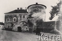 Przed 1914, Biecz, Austro-Węgry.
 Dwaj chasydzi przed basztą kowalską.
 Fot. NN, zbiory Ośrodka KARTA, udostępnił Jurij Karpenczuk
   
