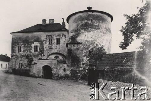 Przed 1914, Biecz, Austro-Węgry.
 Dwaj chasydzi przed basztą kowalską.
 Fot. NN, zbiory Ośrodka KARTA, udostępnił Jurij Karpenczuk
   
