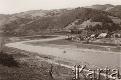 Przed 1914, Rytro, Austro-Węgry.
 Widok wsi, na pierwszym planie Poprad, w tle góry.
 Fot. NN, zbiory Ośrodka KARTA, udostępnił Jurij Karpenczuk
   
