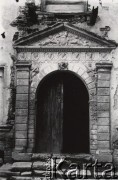Przed 1914, Olesko, Austro-Węgry.
 Herb nad drzwiami oleskiego zamku.
 Fot. NN, zbiory Ośrodka KARTA, udostępnił Jurij Karpenczuk
   
