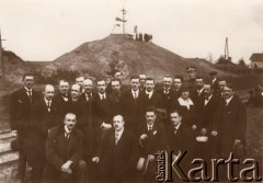 Lata 20., Zadwórze, woj. Lwów, Polska.
 Kopiec usypany dla uczczenia pamięci 318 ochotników poległych 17 sierpnia 1920 w bitwie z 1 Konną Armią Siemiona Budionnego.
 Fot. NN, zbiory Ośrodka KARTA, udostępnił Jurij Karpenczuk
   
