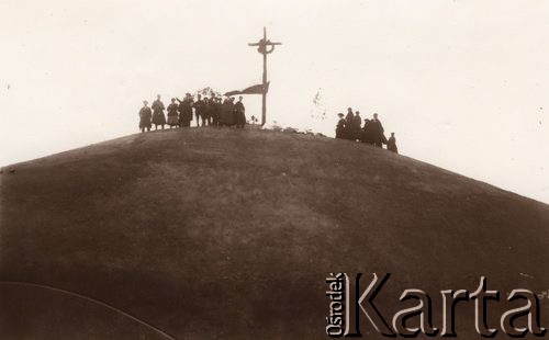 Lata 20., Zadwórze, woj. Lwów, Polska.
 Kopiec usypany dla uczczenia pamięci 318 ochotników poległych 17 sierpnia 1920 w bitwie z 1 Konną Armią Siemiona Budionnego.
 Fot. NN, zbiory Ośrodka KARTA, udostępnił Jurij Karpenczuk
   
