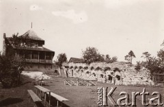 Przed 1914, Melsztyn (?), Austro-Węgry.
 Fragment murów obronnych zamku.
 Fot. NN, zbiory Ośrodka KARTA, udostępnił Jurij Karpenczuk
   
