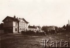 Przed 1914, Zakopane, Austro-Węgry.
 Wozy i dorożki przed budynkiem stacji kolejowej.
 Fot. NN, zbiory Ośrodka KARTA, udostępnił Jurij Karpenczuk
   
