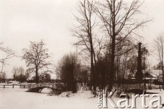 Przed 1914, brak miejsca, Austro-Węgry.
 Dwa mostki nad zamarzniętą rzeczką, w tle za drzewami zabudowania.
 Fot. NN, zbiory Ośrodka KARTA, udostępnił Jurij Karpenczuk
   
