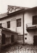Przed 1914, brak miejsca, Austro-Węgry.
 Fragment budynku, na ścianie tablica z napisem w języku hebrajskim.
 Fot. NN, zbiory Ośrodka KARTA, udostępnił Jurij Karpenczuk
   
