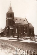 Przed 1914, brak miejsca, Austro-Węgry.
 Troje dzieci i dwaj mężczyźni na drodze przed kościołem.
 Fot. NN, zbiory Ośrodka KARTA, udostępnił Jurij Karpenczuk
    
