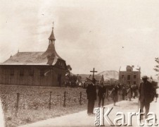 Lata 20., Polska..
 Procesja z chorągwiami wychodząca z kościoła.
 Fot. NN, zbiory Ośrodka KARTA, udostępnił Jurij Karpenczuk
   
