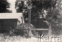 Po 1929, Polska..
 Dwie kobiety przy grobie Mieczysława Nędzowskiego, starszego radcy skarbu, zmarłego 15 września 1929 r.
 Fot. NN, zbiory Ośrodka KARTA, udostępnił Jurij Karpenczuk
   
