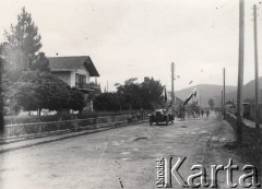 Przed 1939, Polska..
 Uczestnicy uroczystości jadący samochodami i wozem z biało-czerwonymi flagami.
 Fot. NN, zbiory Ośrodka KARTA, udostępnił Jurij Karpenczuk
   
