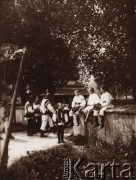 Przed 1939, Polska..
 Górale w regionalnych strojach.
 Fot. NN, zbiory Ośrodka KARTA, udostępnił Jurij Karpenczuk
   
