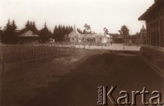 1916, Lwów, Austro-Węgry.
Teren Wystawy Krajowej, pawilony wystawiennicze, na pierwszym planie umocnione okopy.
Fot. NN, zbiory Ośrodka KARTA, udostępnił Jurij Karpenczuk
   
