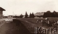 1916, Lwów, Austro-Węgry.
 Teren Wystawy Krajowej, na pierwszym planie umocnione okopy i grupa rosyjskich jeńców za zasiekami.
 Fot. NN, zbiory Ośrodka KARTA, udostępnił Jurij Karpenczuk
   
