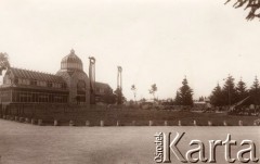 1916, Lwów, Austro-Węgry.
 Teren Wystawy Krajowej, pawilony wystawiennicze, z prawej armaty.
 Fot. NN, zbiory Ośrodka KARTA, udostępnił Jurij Karpenczuk
   

