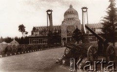 1916, Lwów, Austro-Węgry.
Teren Wystawy Krajowej, pawilon wystawienniczy, na pierwszym planie armaty.
Fot. NN, zbiory Ośrodka KARTA, udostępnił Jurij Karpenczuk
   
