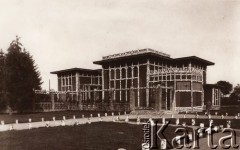 1916, Lwów, Austro-Węgry.
Teren Wystawy Krajowej, pawilon wystawienniczy, z prawej stoi austriacki wartownik.
Fot. NN, zbiory Ośrodka KARTA, udostępnił Jurij Karpenczuk
   
