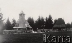 1916, Lwów, Austro-Węgry.
Teren Wystawy Krajowej, pawilony wystawiennicze i austriacki wartownik.
Fot. NN, zbiory Ośrodka KARTA, udostępnił Jurij Karpenczuk
   
