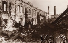 1915, Lwów, Austro-Węgry.
Austriacki żołnierz i dwaj cywile w ruinach budynku.
Fot. NN, zbiory Ośrodka KARTA, udostępnił Jurij Karpenczuk
   
