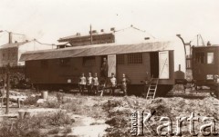 1915, Lwów, Austro-Węgry.
Żołnierze austriaccy przed wagonem kolejowym, na kartce napis: 