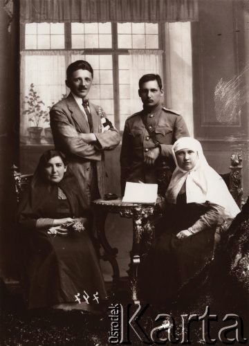 1914-1915, Lwów.
Siostry miłosierdzia i pracownicy Czerwonego Krzyża.
Fot. NN, zbiory Ośrodka KARTA, udostępnił Jurij Karpenczuk

