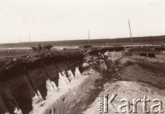 1915, Lwów, Austro-Węgry.
Umocnienia w okolicach miasta, na drodze konny Powóz.
Fot. NN, zbiory Ośrodka KARTA, udostępnił Jurij Karpenczuk