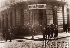 1915, Lwów, Austro-Węgry.
Kuchnia wojenna w kawiani MetroPol przy zbiegu ulic Piekarskiej i Pańskiej, przed wejściem kolejka gimnazjalistów i austriacki żołnierz.
Fot. NN, zbiory Ośrodka KARTA, udostępnił Jurij Karpenczuk