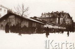 1915, Lwów, Austro-Węgry.
Plac Strzelecki, kolejka ludności cywilnej przed budynkiem Miejskiej Kuchni Ludowej, Porządku pilnuje kilku austriackich żandarmów
Fot. NN, zbiory Ośrodka KARTA, udostępnił Jurij Karpenczuk