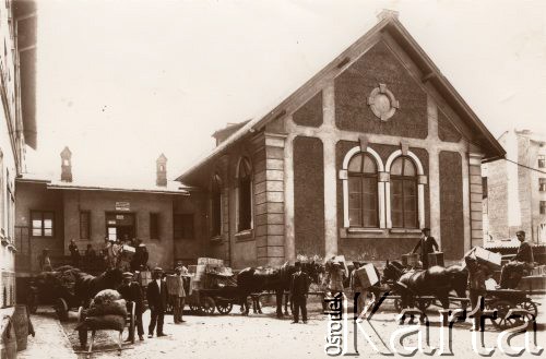 1914-1915, Lwów.
Wozy przed magazynem Miejskiego Zakładu Aprowizacyjnego przy ulicy Bema, z prawej ze skrzynką na plecach stoi mężczyzna w austriackim mundurze (jeniec wojenny?).
Fot. NN, zbiory Ośrodka KARTA, udostępnił Jurij Karpenczuk