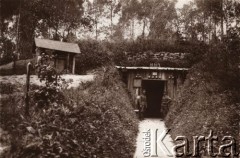 1915, Lwów, Austro-Węgry.
Austriackie umocnienia wokół miasta, napis na tabliczce nad wejściem: 