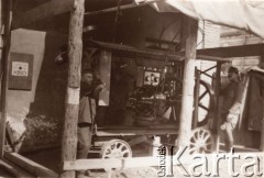 1915, Lwów, Austro-Węgry.
Żołnierze obok urządzenia, z lewej tabliczka z napisem: 