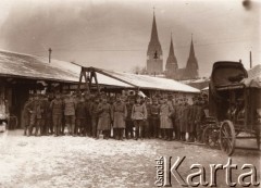 1915, Lwów, Austro-Węgry.
Okolice Dworca Głównego, grupa żołnierzy austriackich przed zabudowaniami warsztatów, w tle wieże kościoła św. Elżbiety.
Fot. NN, zbiory Ośrodka KARTA, udostępnił Jurij Karpenczuk