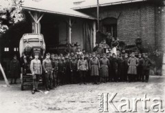 1915, Lwów, Austro-Węgry.
Grupa austriackich żołnierzy przed zabudowaniami warsztatów.
Fot. NN, zbiory Ośrodka KARTA, udostępnił Jurij Karpenczuk