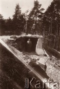 1915, Lwów, Austro-Węgry.
Umocnienia wokół miasta, trzej żołnierze austriaccy (dwaj z karabinami) w zniszczonym bunkrze.
Fot. NN, zbiory Ośrodka KARTA, udostępnił Jurij Karpenczuk