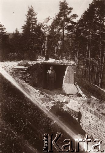 1915, Lwów, Austro-Węgry.
Umocnienia wokół miasta, trzej żołnierze austriaccy (dwaj z karabinami) w zniszczonym bunkrze.
Fot. NN, zbiory Ośrodka KARTA, udostępnił Jurij Karpenczuk