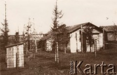 1915, Lwów, Austro-Węgry.
Budynki za zasiekami z drutu kolczastego.
Fot. NN, zbiory Ośrodka KARTA, udostępnił Jurij Karpenczuk