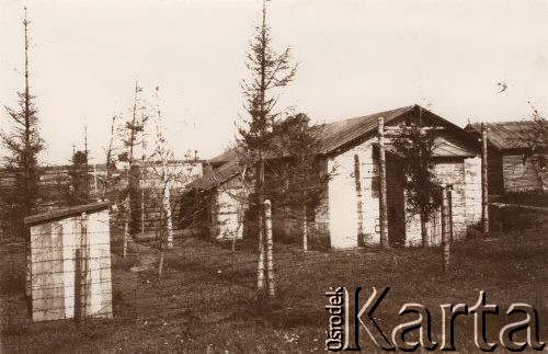 1915, Lwów, Austro-Węgry.
Budynki za zasiekami z drutu kolczastego.
Fot. NN, zbiory Ośrodka KARTA, udostępnił Jurij Karpenczuk