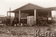 1915, Lwów, Austro-Węgry.
Austriacki żołnierz obok pompy przed budynkiem warsztatów.
Fot. NN, zbiory Ośrodka KARTA, udostępnił Jurij Karpenczuk