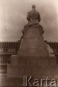 1916, Lwów, Austro-Węgry.
Tereny Wystawy Krajowej, Pomnik feldmarszałka barona Eduarda von Bohm-Ermolli, dowódcy 13 Galicyjskiego Regimentu Ułanów, istniejącego w latach 1860-1912.
Fot. NN, zbiory Ośrodka KARTA, udostępnił Jurij Karpenczuk