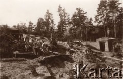 1915, Lwów, Austro-Węgry.
Umocnienia wokół miasta zniszczone w czasie walk Austriaków z Rosjanami latem 1915 r., z prawej stoi austriacki żołnierz.
Fot. NN, zbiory Ośrodka KARTA, udostępnił Jurij Karpenczuk