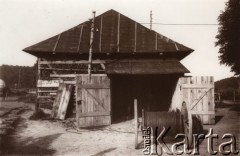 1915, Lwów, Austro-Węgry.
Zwój kabla na placu przed budynkiem.
Fot. NN, zbiory Ośrodka KARTA, udostępnił Jurij Karpenczuk