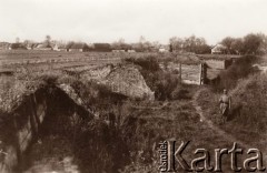 1915, Lwów, Austro-Węgry.
System obronny na przedPolach wioski, okopy i zasieki z drutu, z prawej stoi austriacki żołnież z karabinem.
Fot. NN, zbiory Ośrodka KARTA, udostępnił Jurij Karpenczuk