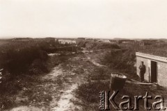 1915, Lwów.
 okolice, Austro-Węgry.
Umocnienia wokół miasta, z prawej stoi austriacki żołnierz z karabinem.
Fot. NN, zbiory Ośrodka KARTA, udostępnił Jurij Karpenczuk